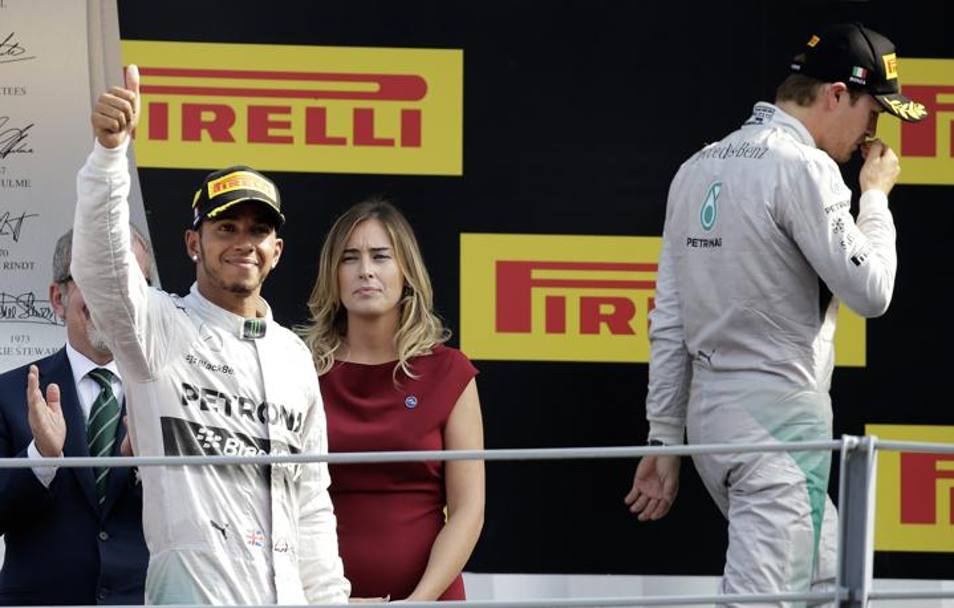 Hamilton felice sul podio, Rosberg rabbuiato. Reuters